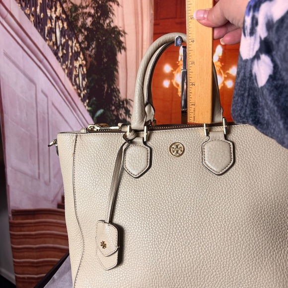 Tory Burch Robinson pebbled leather tote bag cream color with logo charm tag - Picture 16 of 17